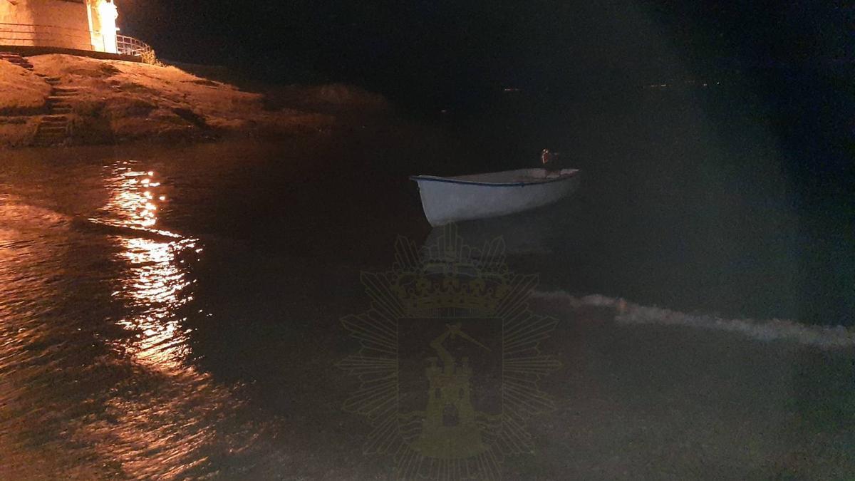 Barcaza que llegó anoche a la costa de Mazarrón.