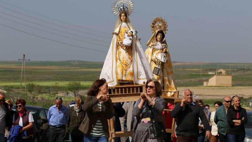 Las Vírgenes del Carmen y del Rosario avanzan en procesión con el paisaje de las salinas al fondo.