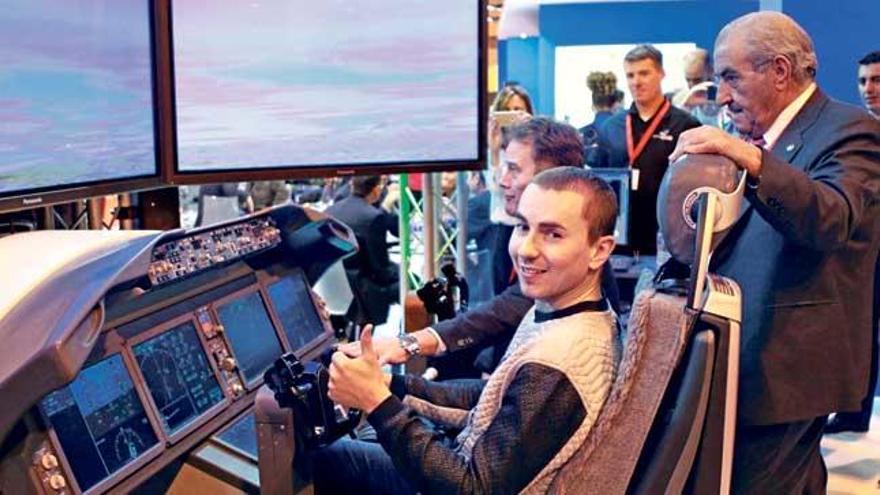 Jorge Lorenzo, ayer, durante la prueba con un simulador junto a Juan José Hidalgo.