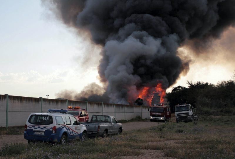 Incendio en un desguace en la Carretera del Aeropuerto