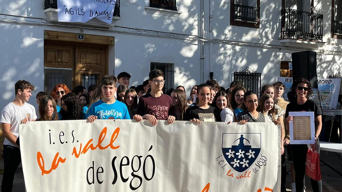 Estudiantes del IES la Vall de Segó, ayer en Estivella.