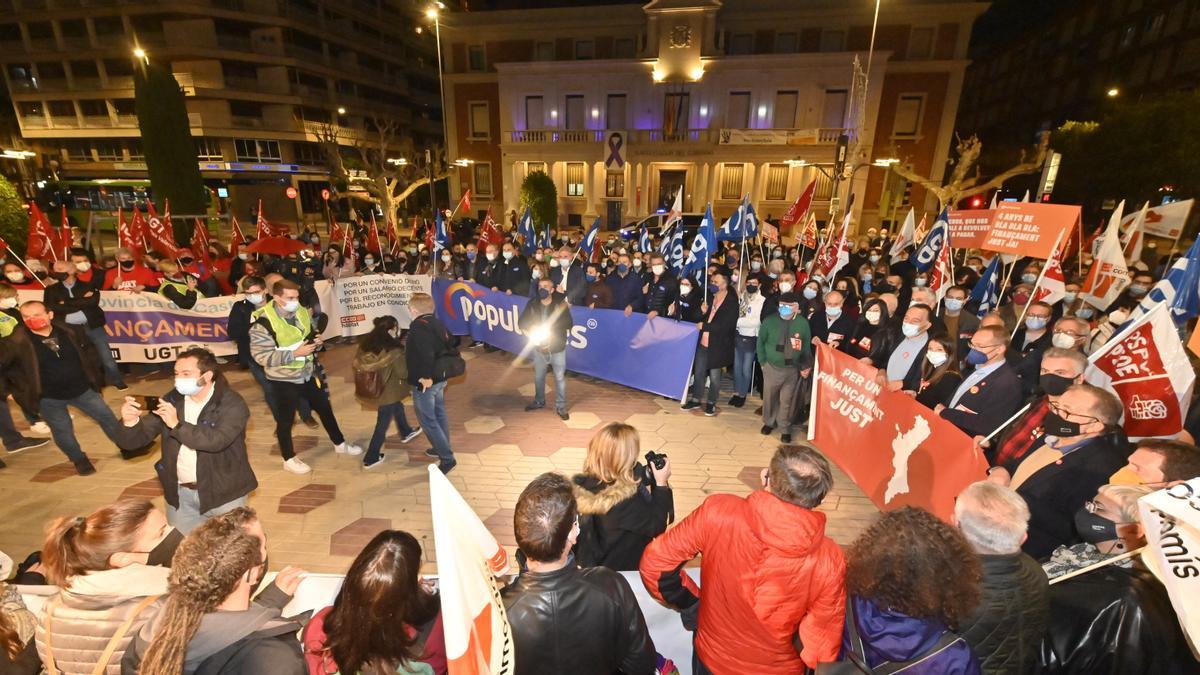 Lectura del manifiesto en la plaza María Agustina de Castelló.