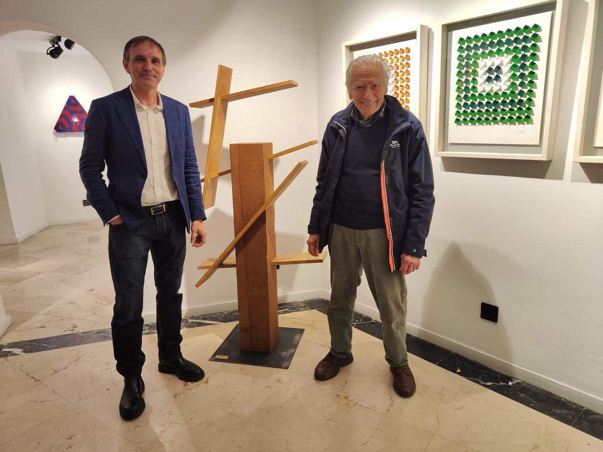 Julián Molina y Julio Bauzá ante la obra 'Principio de incertidumbre' del primero y cuadros del segundo