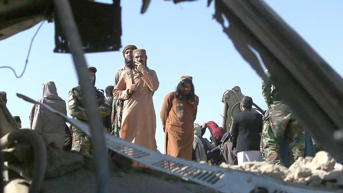 Ciudadanos de Kabul, vistos a través de las ruinas de un vehículo bombardeado por pakistan este 27 de febrero. Foto: Europa Press/Contacto/Saifurahma Ciudadanos de Kabul, vistos a través de las ruinas de un vehículo bombardeado por pakistan este 27 de febrero. Foto: Europa Press/Contacto/Saifurahma