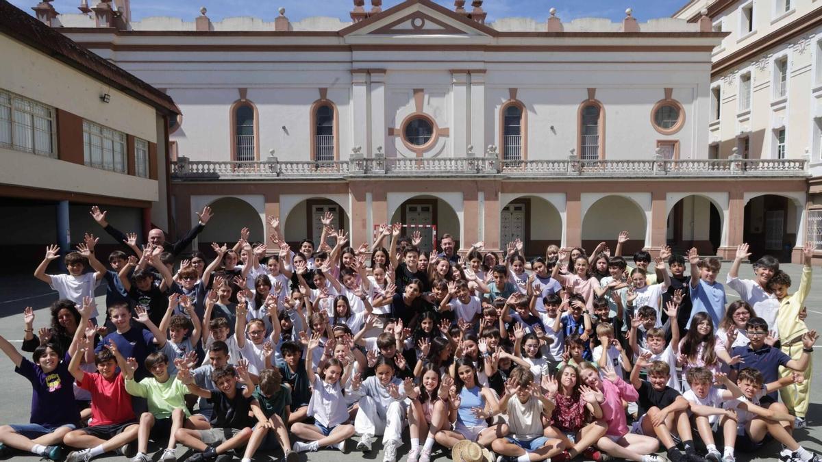 El alumnado del colegio Apóstol Santiago de Vigo celebra el fin de curso.