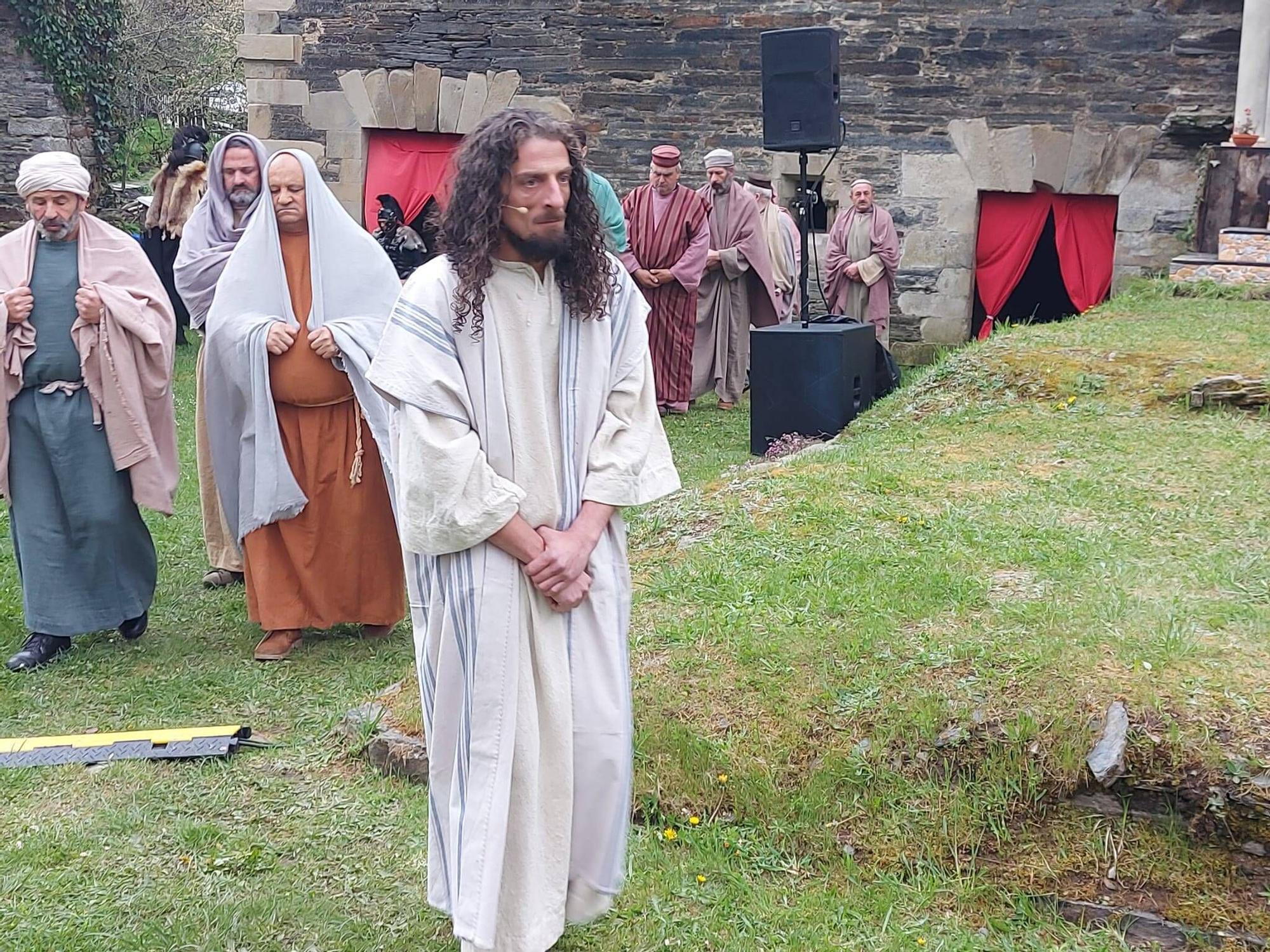 EN IMÁGENES | Vía crucis viviente en Villanueva de Oscos