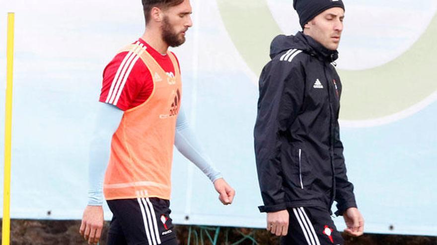 Sergi Gómez, abandonando el entrenamiento, esta mañana, en A Madroa. // R. Grobas