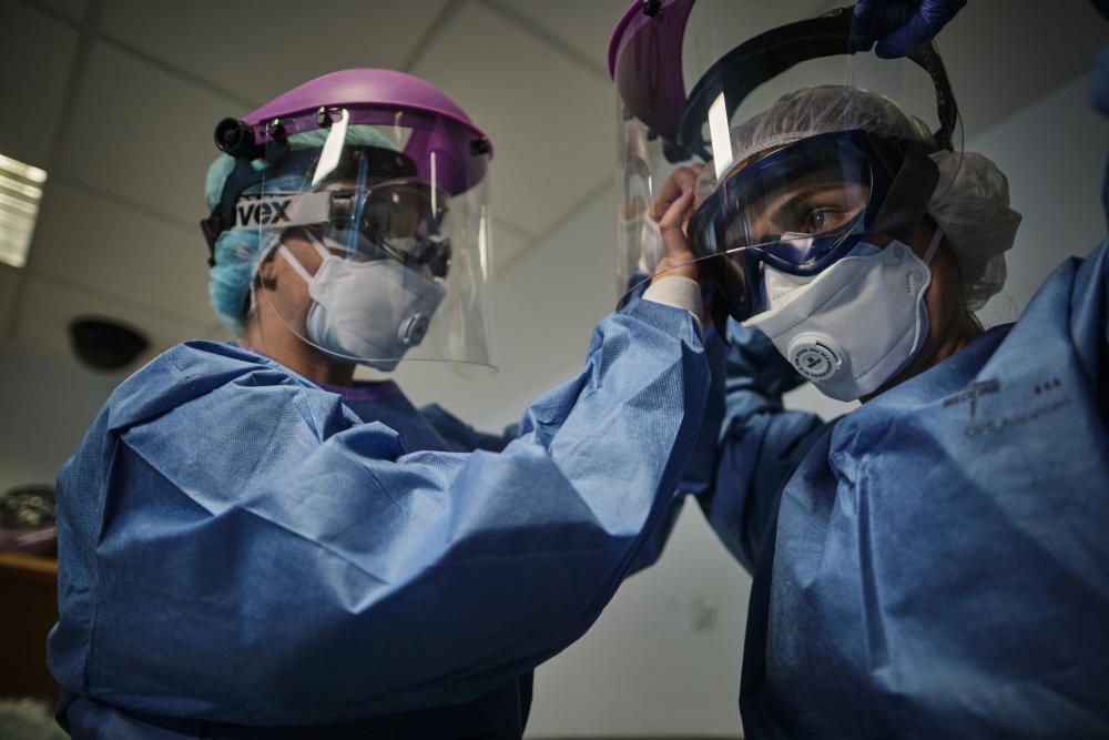 Reportaje sobre la situación en el hospital durante el Covid-19 La Candelaria Mascarillas coronavirus sanitarios test UCI UVI  | 24/04/2020 | Fotógrafo: Andrés Gutiérrez Taberne