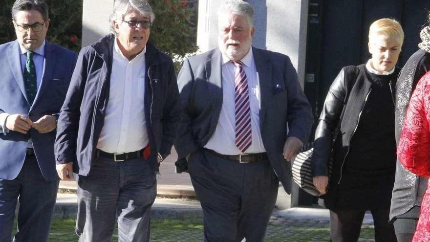 Los abogados Montenegro, Aranguren, Alfredo Iglesias y Victoria Iglesias, ayer en un receso. // S. Álvarez