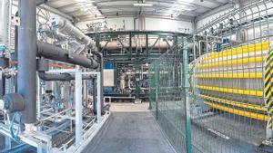 Interior de una planta de producción de hidrógeno verde.