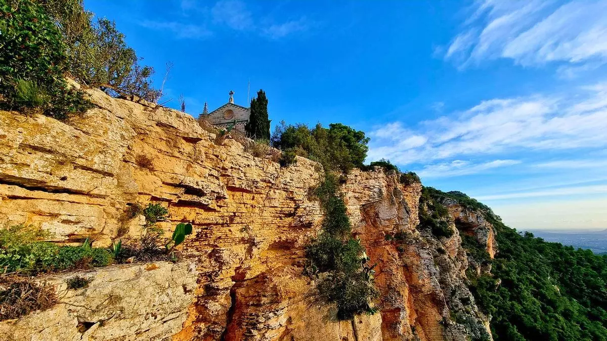 Esta ruta de senderismo apta para toda la familia asciende una preciosa montaña sagrada y termina en un antiguo monasterio con vistas al Mediterráneo
