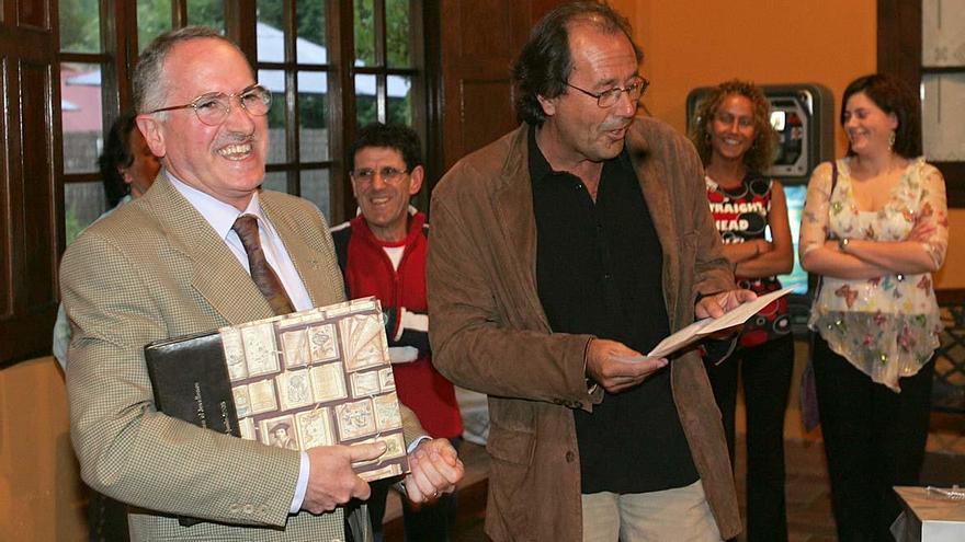 Juan José Porta junto a Mario Suárez del Fueyo en 2005, el año de su jubilación.