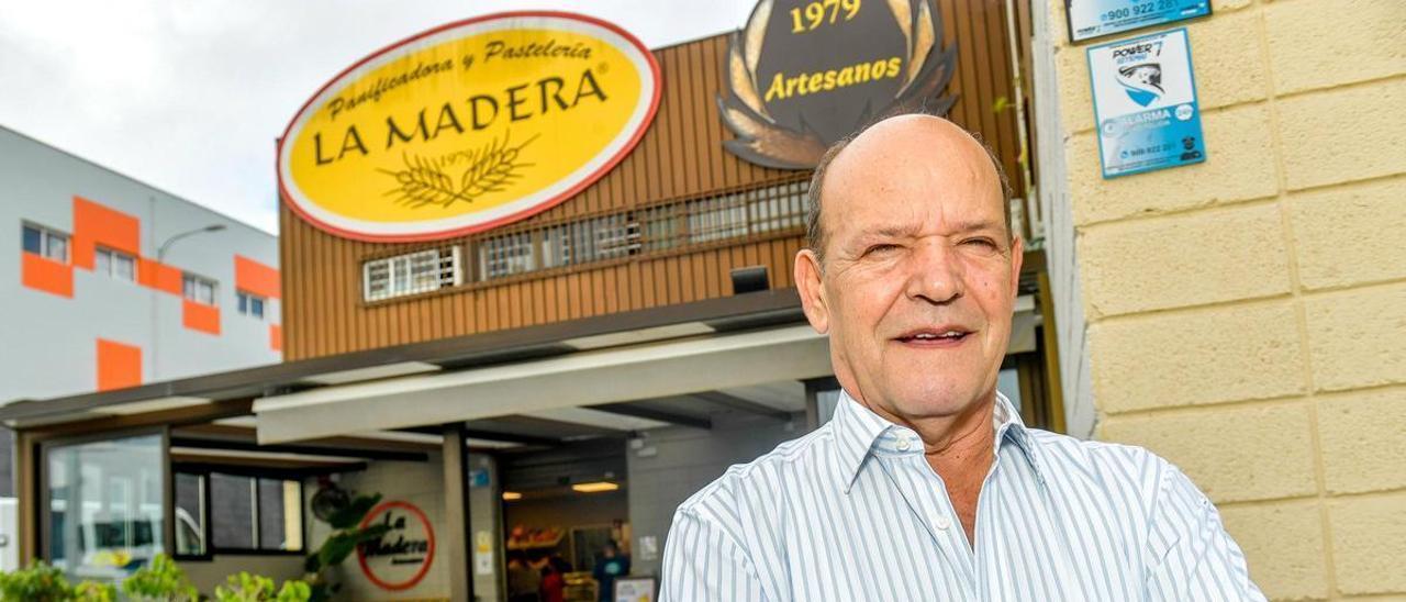 El fundador de La Madera, Antonio López frente a una de las tiendas.