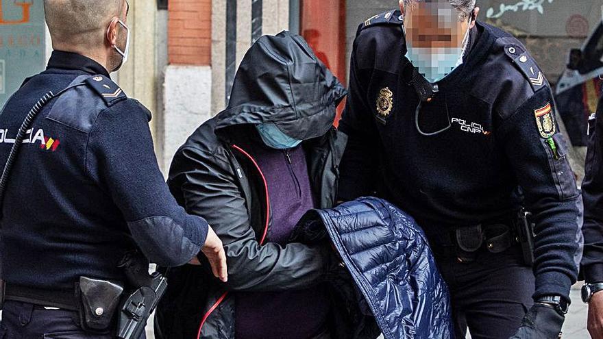Alberto Vega oculta su rostro al entrar al Juzgado. | Nico Rodríguez