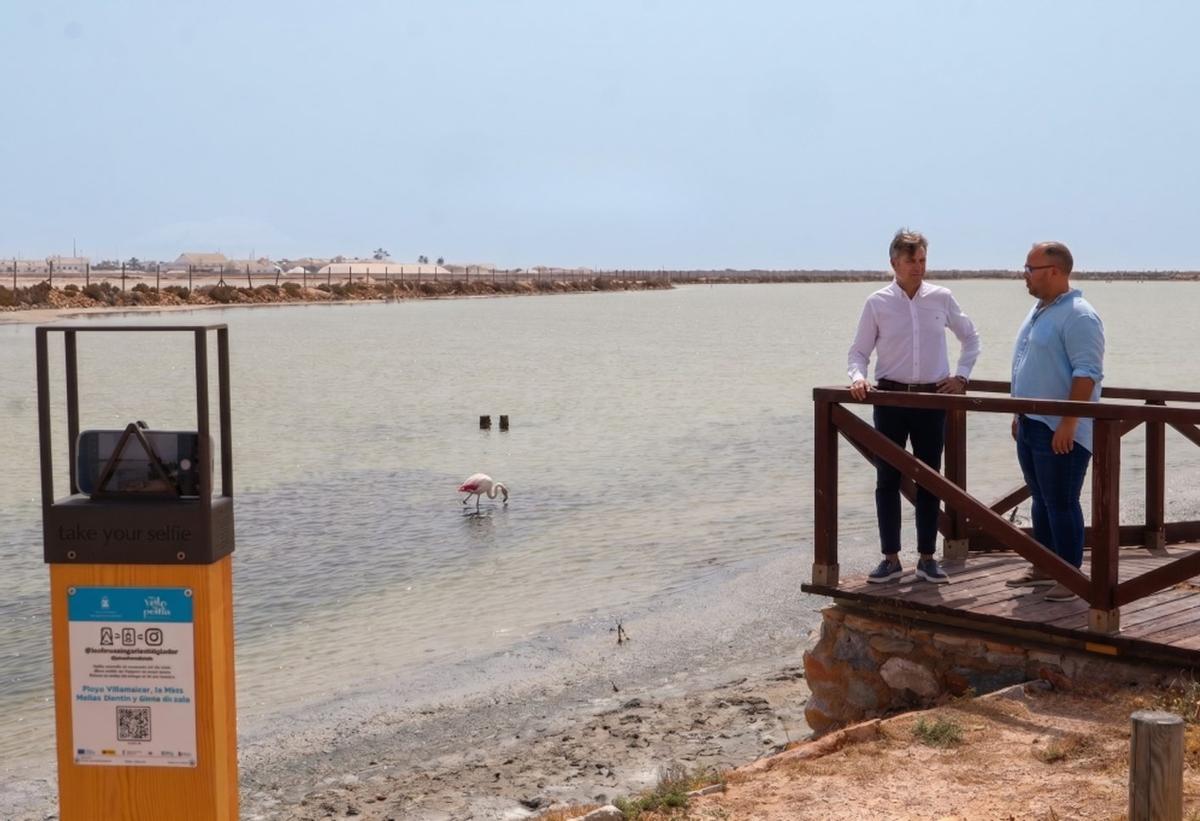 Uno de los soportes fotográficos desplegados para hacerse selfies con la playa de fondo. | AYTO. SAN PEDRO DEL PINATAR