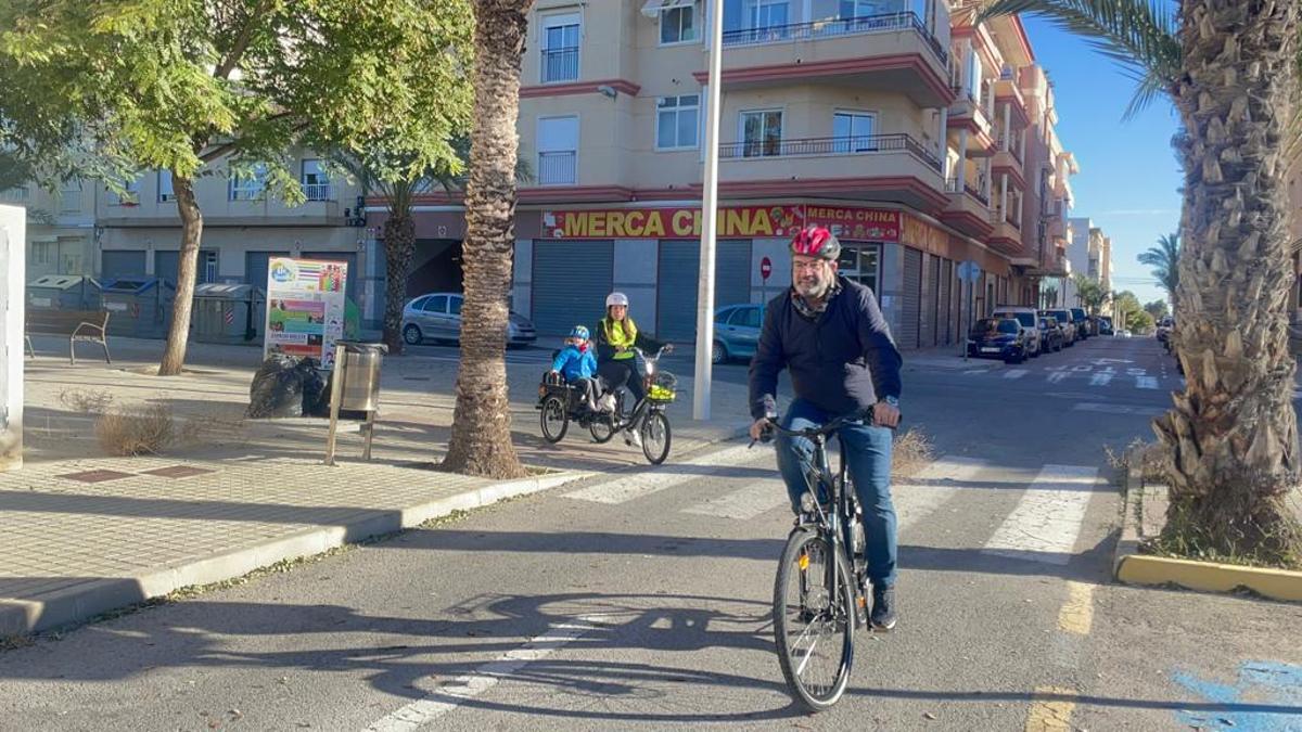 El edil Felip Sànchez, en la bicicleta eléctrica adquirida para el proyecto municipal