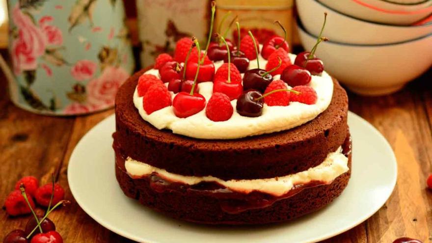 Tarta de chocolate y cerezas