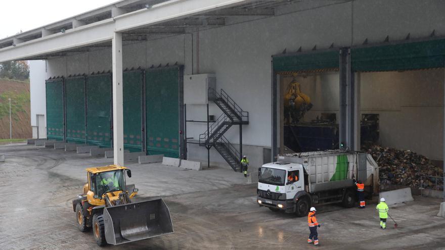Las claves de la crisis de la basura en Asturias: la batalla interna de Cogersa, la polémica de los seguros y unos residuos a los que no encuentran solución