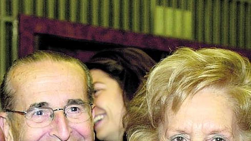 Luis Fernández-Vega y su esposa Teresa Sanz, en 2003, el día que recibió la Medalla al Mérito en el Trabajo. / efe