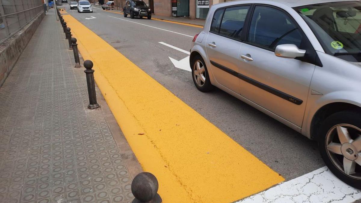 Imatge de la senyalització horitzontal a tocar la plaça de la Creu