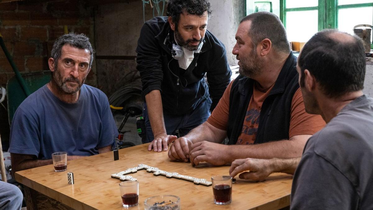 Rodrigo Sorogoyen, con Luis Zahera (izquierda), Denis Ménochet y Diego Anido, en el rodaje de 'As bestas'