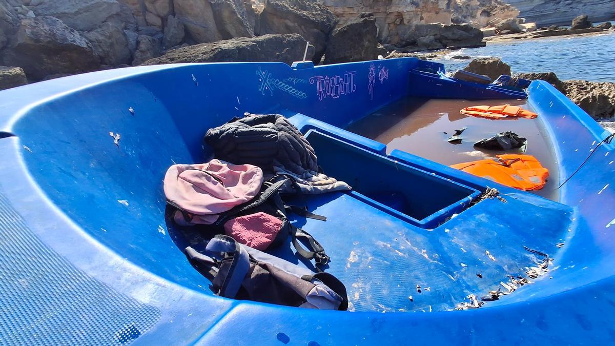 Ein verlassenes Migrantenboot an der mallorquinischen Küste.