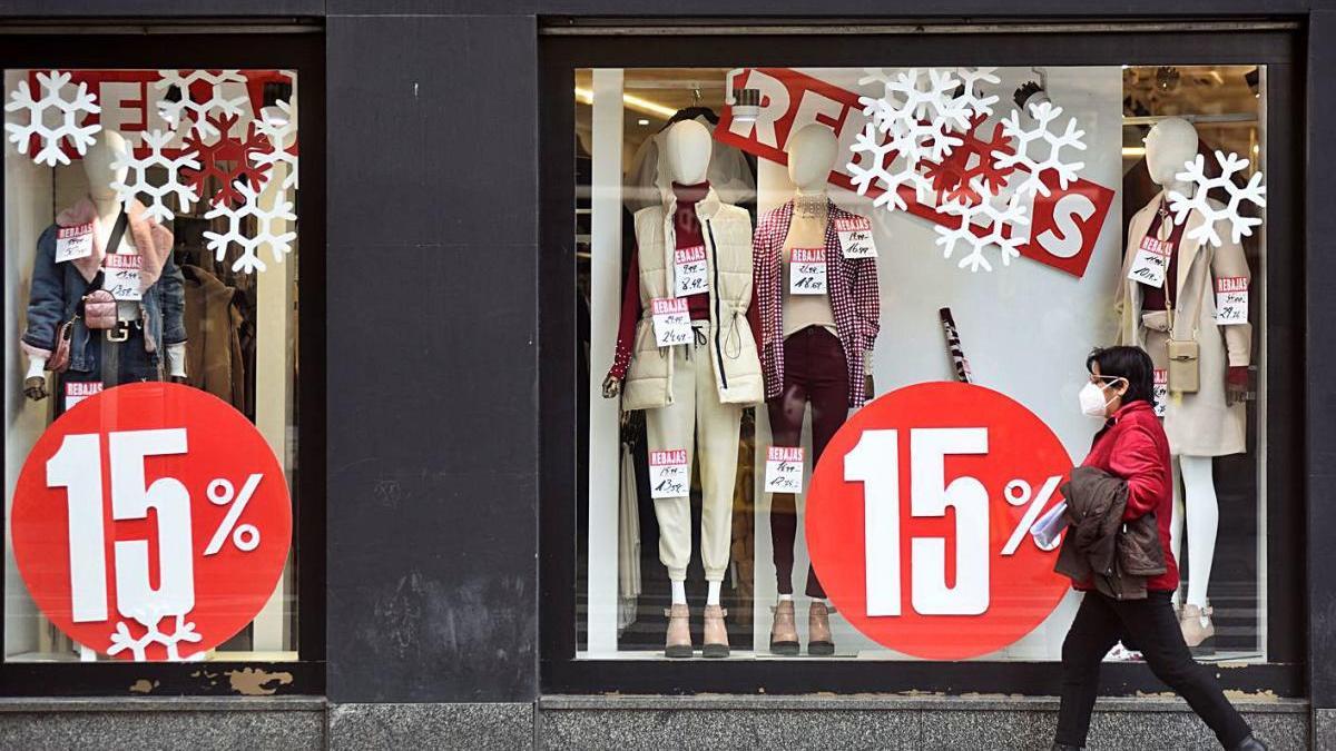 Escaparates de un comercio de Murcia en rebajas.