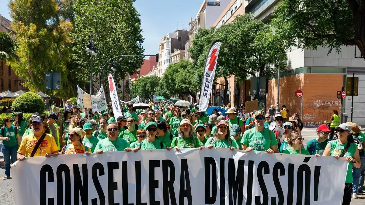 Cientos de docentes se dirigen por el centro de València hasta Educación