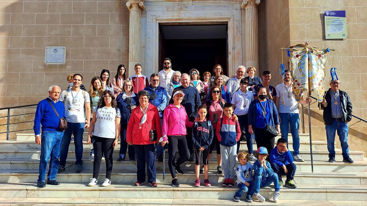 Los romeros en las escalinatas de la iglesia de San Agustín antes de partir hacia la ermita e Bótoa.