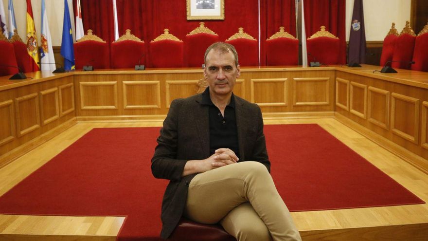 Enrique Cabaleiro,
alcalde de Tui,
en el salón de plenos.
| Anxo Gutiérrez