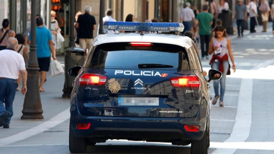 Un vehículo de la Policía Nacional patrulla las calles. // J.L.F.