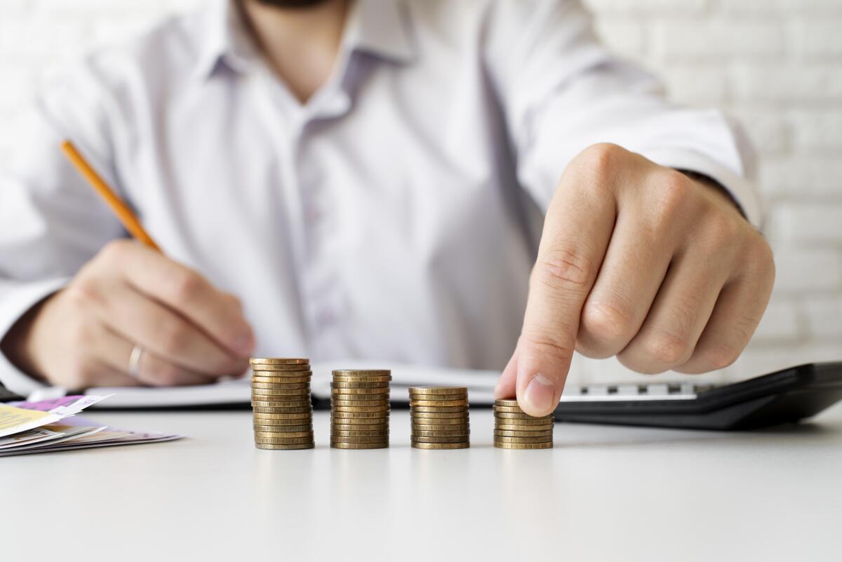 Un hombre contando dinero