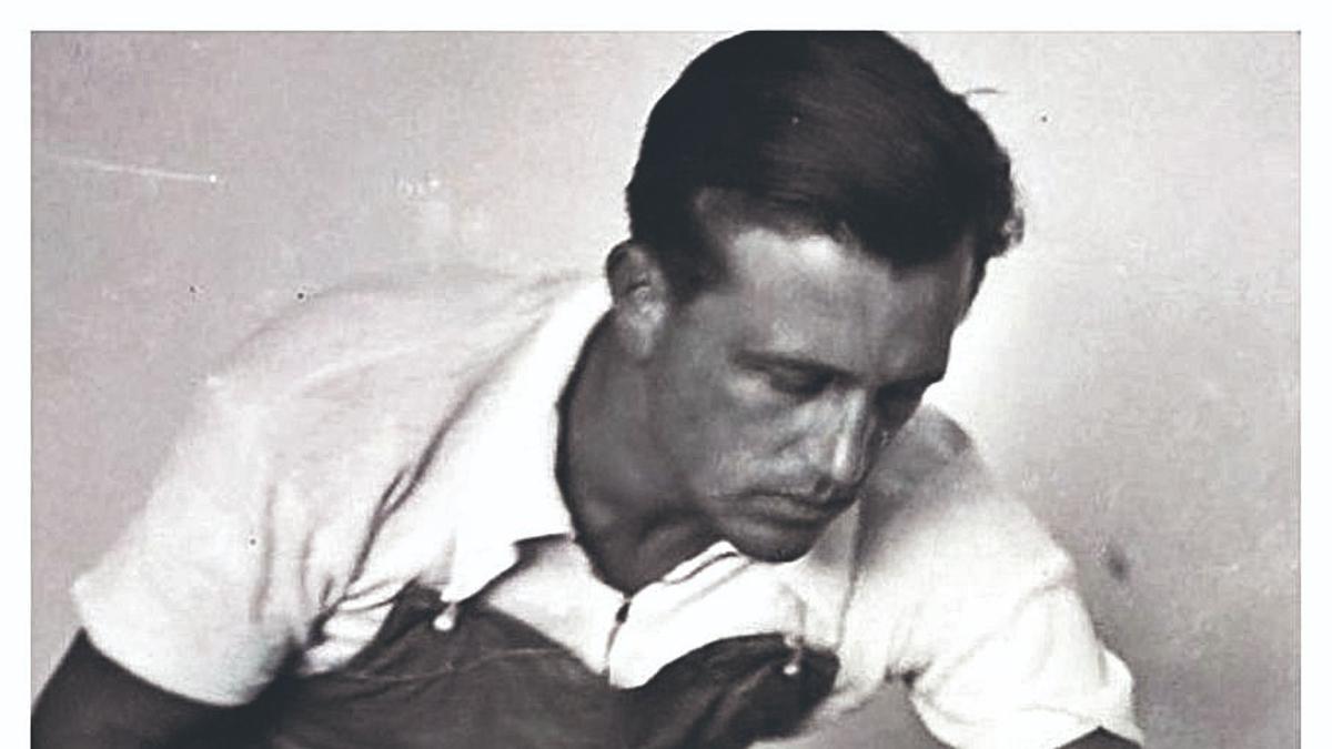 John Kiszely, con el cadáver de Gerda Taro en 1937, cerca de Madrid.