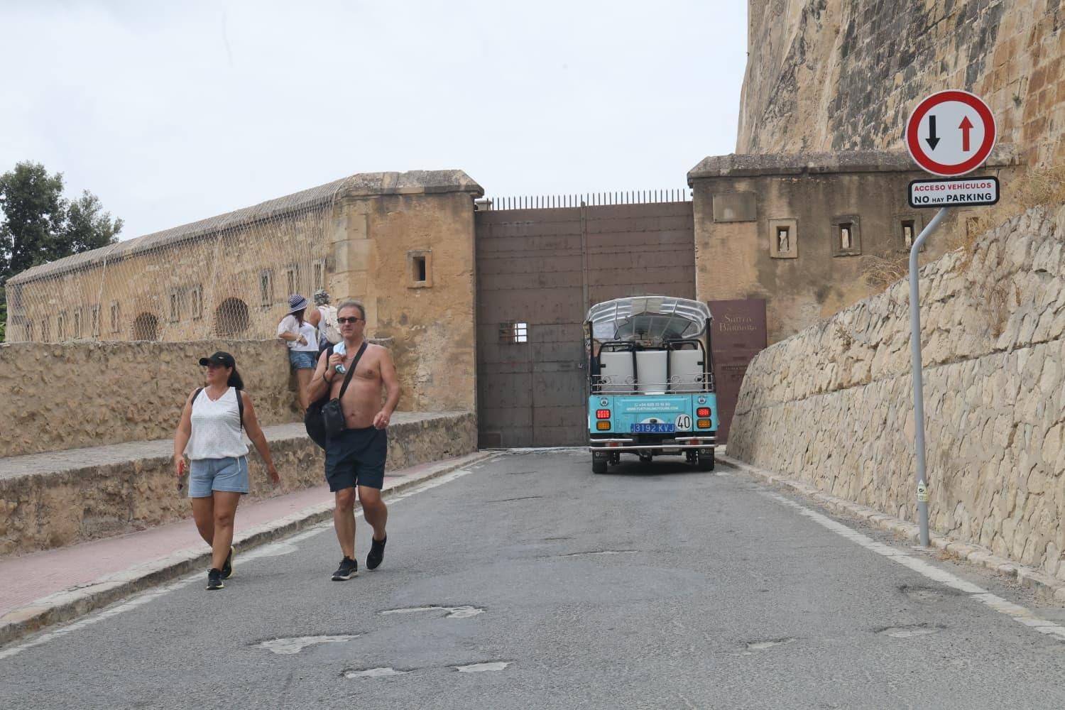 Alicante amanece con parques precintados y el castillo cerrado por el temporal