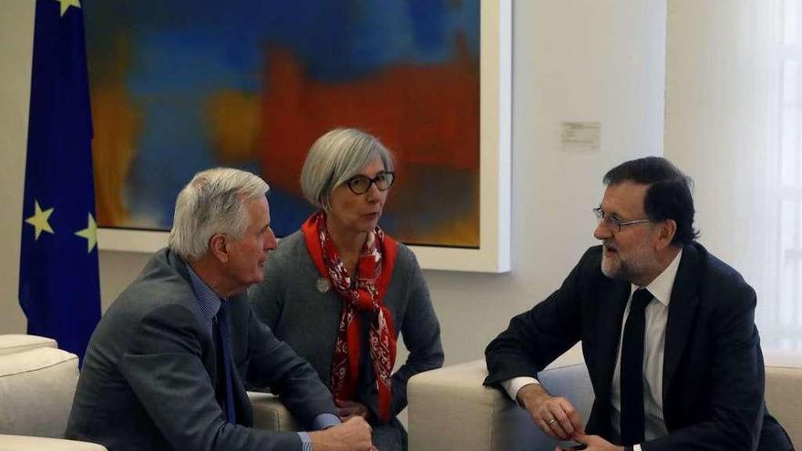 Rajoy y el comisionado jefe para las negociaciones del &quot;Brexit&quot;, Michel Barnier, el viernes en Madrid. // Efe