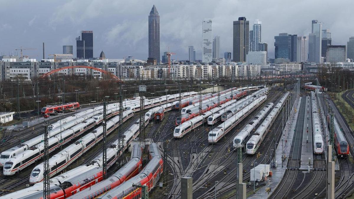 Vista de los trenes parados en la estación de Fráncfort este miércoles.