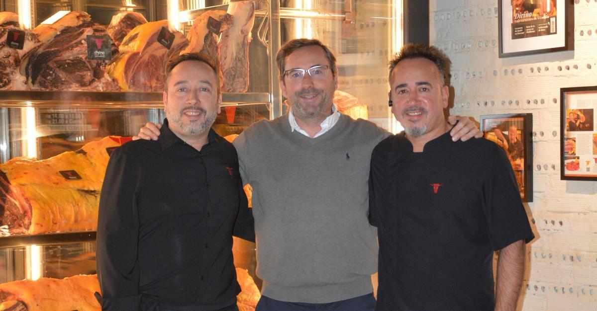 Leo y José Luis Cao de Divino, con Santiago Castro de Toro