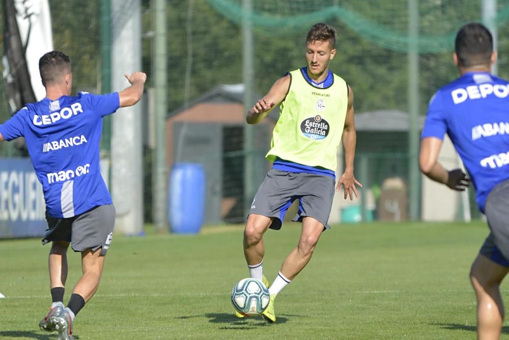 La plantilla blanquiazul vuelve a ejercitarse en las instalaciones de Abegondo en la que es la penúltima sesión de trabajo antes de su estreno en la competición oficial.