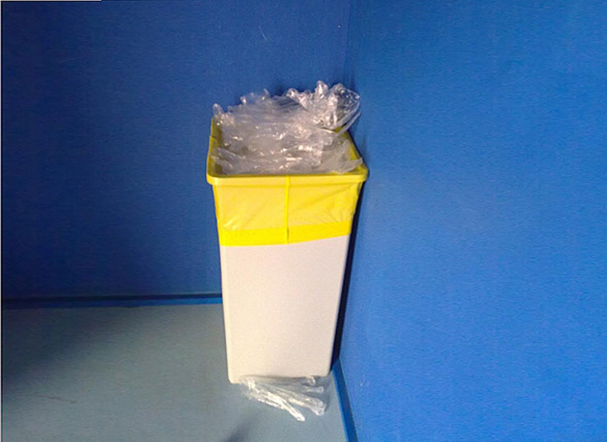 Tibidabo i medi ambient.En una visita al parc d’atraccions del Tibidabo, m’exigien usar uns guants de plàstic si volia accedir als «miralls màgics». Sorprès, li vaig explicar al responsable el meu compromís de no tocar cap mirall, però em vaig negar a utilitzar-los per considerar-los innecessaris i nocius per al medi ambient. Amablement, em va deixar entrar sense. ¿L’Ajuntament de Barcelona no podria evitar el malbaratament innecessari de plàstics?