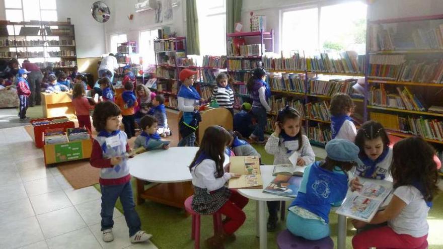Escolares durante una actividad en la biblioteca municipal &quot;Luís Seoane&quot; de Soutomaior. // FdV