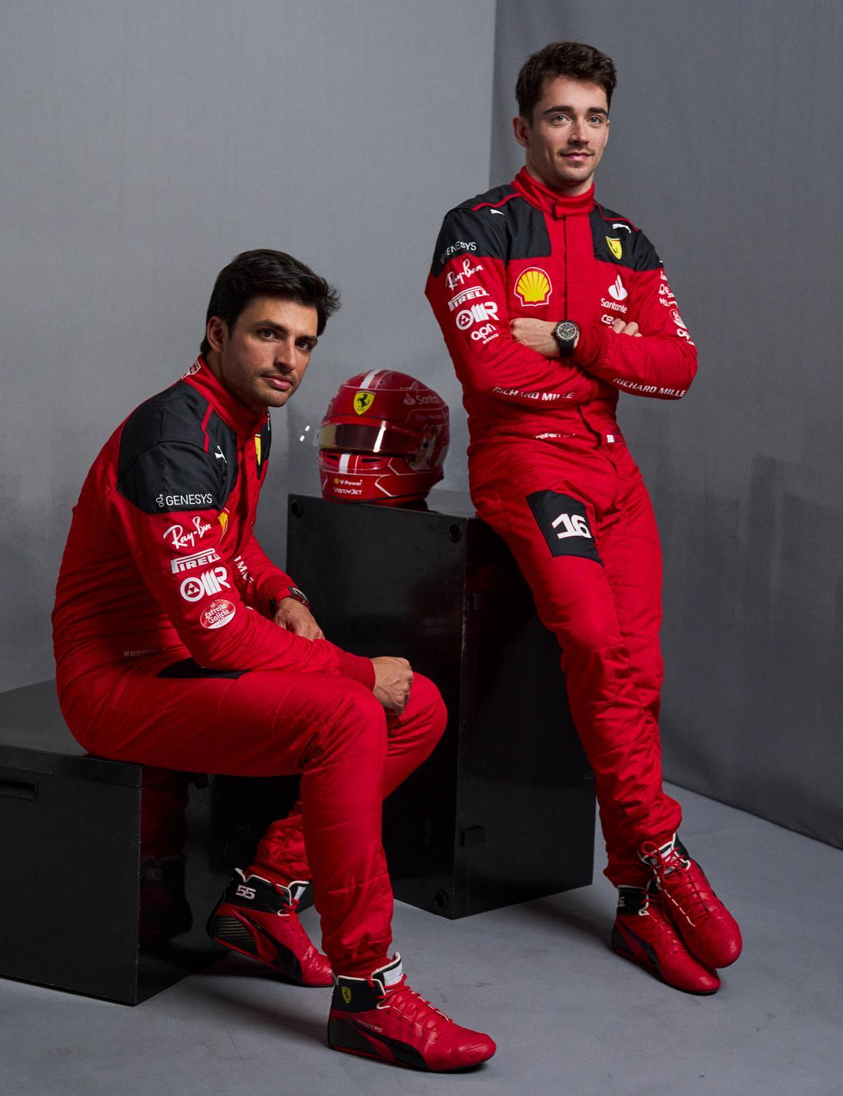 Ferrari muestra al nuevo director del equipo Frederic Vasseur y a los pilotos Carlos Sainz Jr. y Charles Leclerq posando con el nuevo Ferrari SF-23 en la presentación en Maranello, Italia