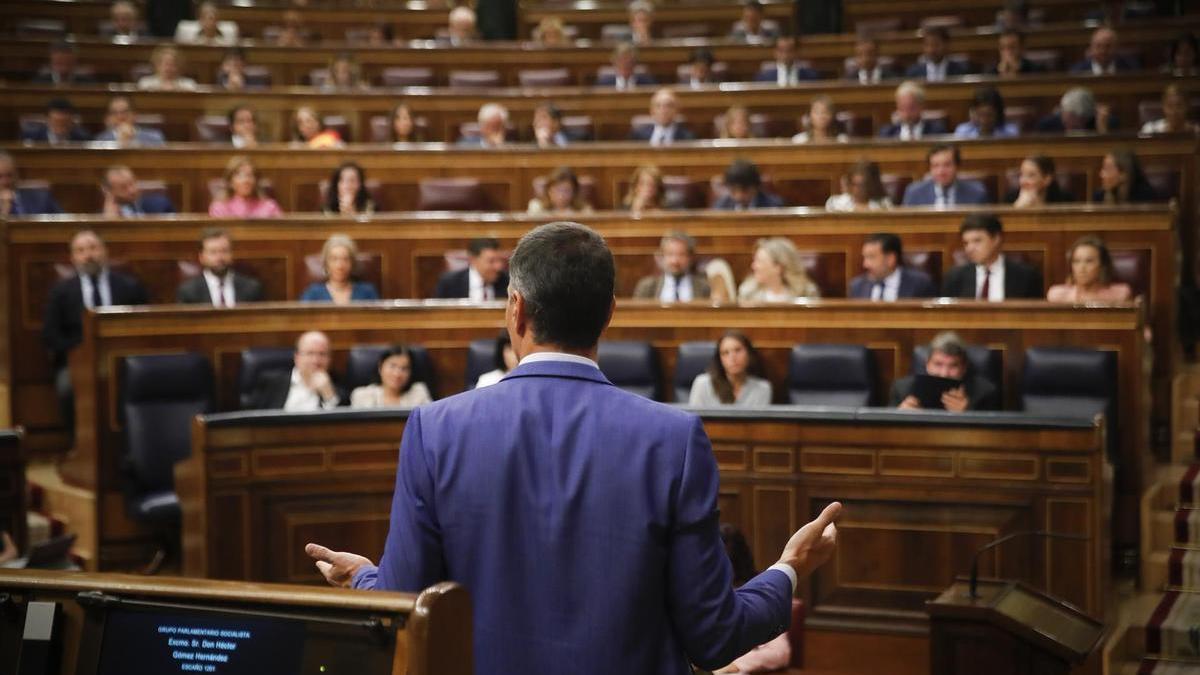 El presidente del Gobierno, Pedro Sánchez, ante la bancada del PP, en una sesión de control reciente.