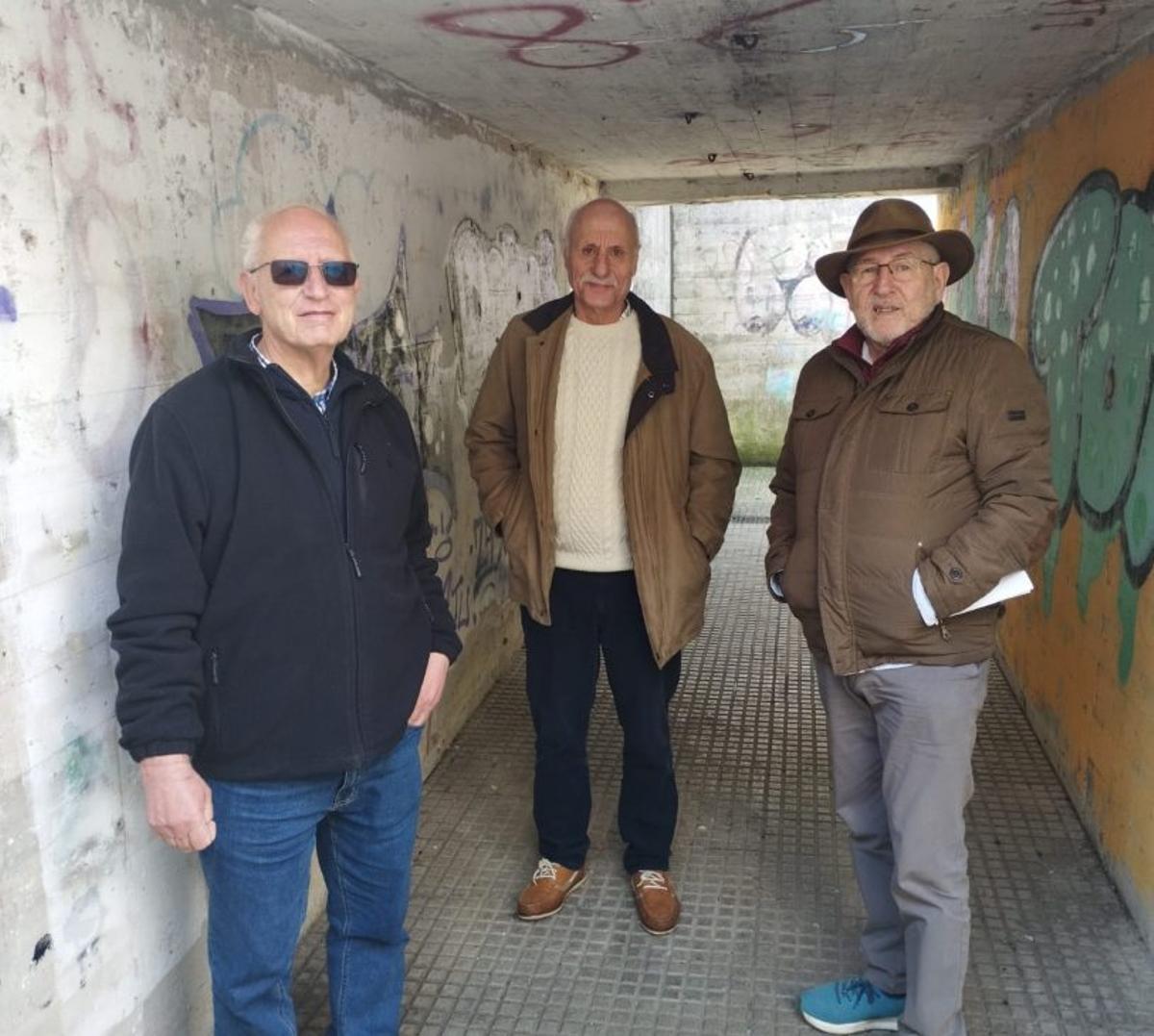 U n pasadizo en penumbra. La iluminación y limpieza del paso subterráneo que da acceso al colegio y el instituto es otra de las reivindicaciones. | FIRMA