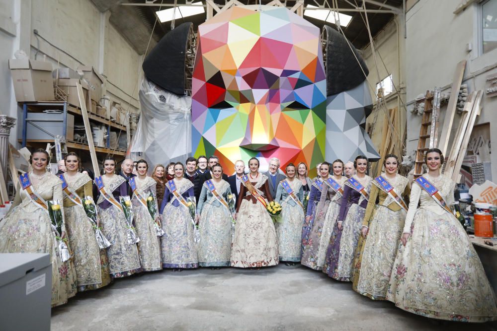 Las falleras mayores visitan el taller de la falla municipal