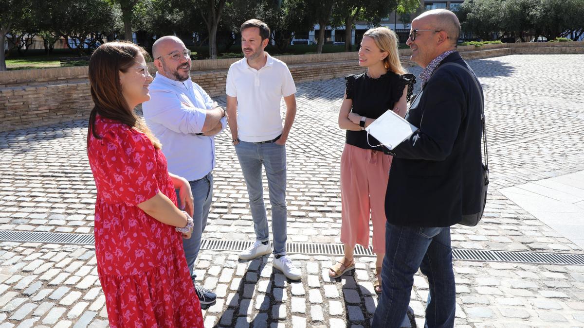 Un momento de la distendida conversación en los jardines de La Aljafería