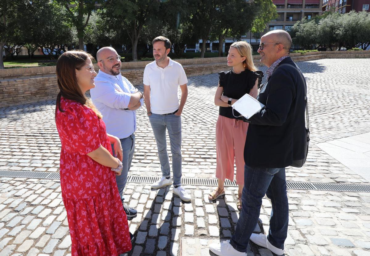 Un momento de la distendida conversación en los jardines de La Aljafería