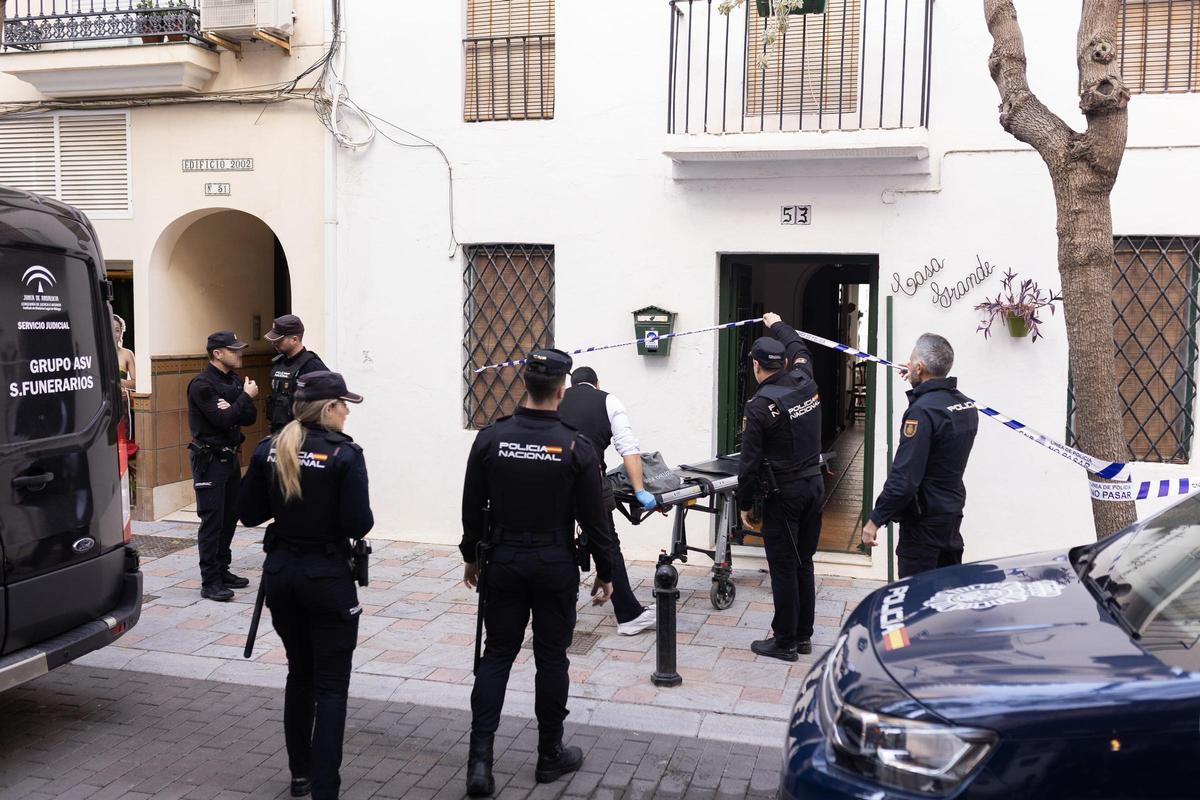 Varios agentes de la Policía Nacional en el lugar del suceso.