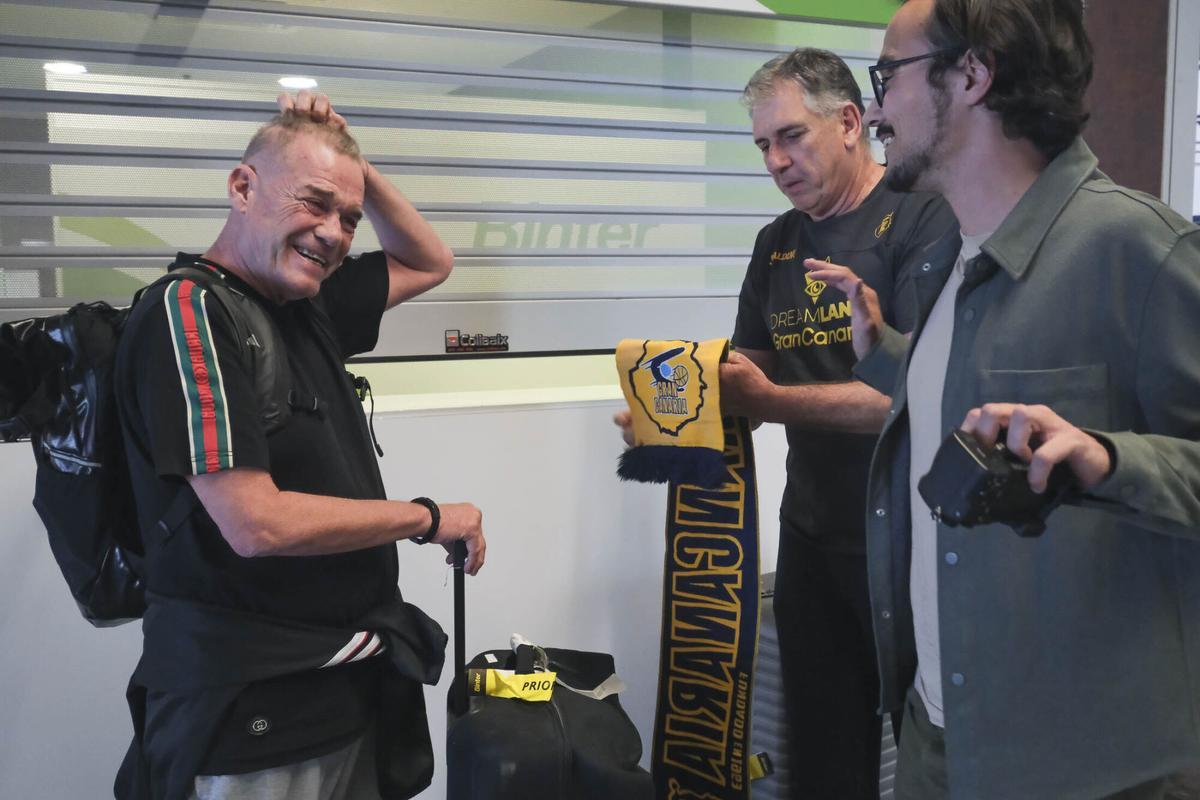Nestor 'Che' García, nuevo técnico del CB Gran Canaria su llegada al aeropuerto de Gran Canaria