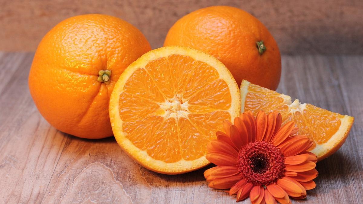 Imagen de archivo de una naranja cortada a trozos