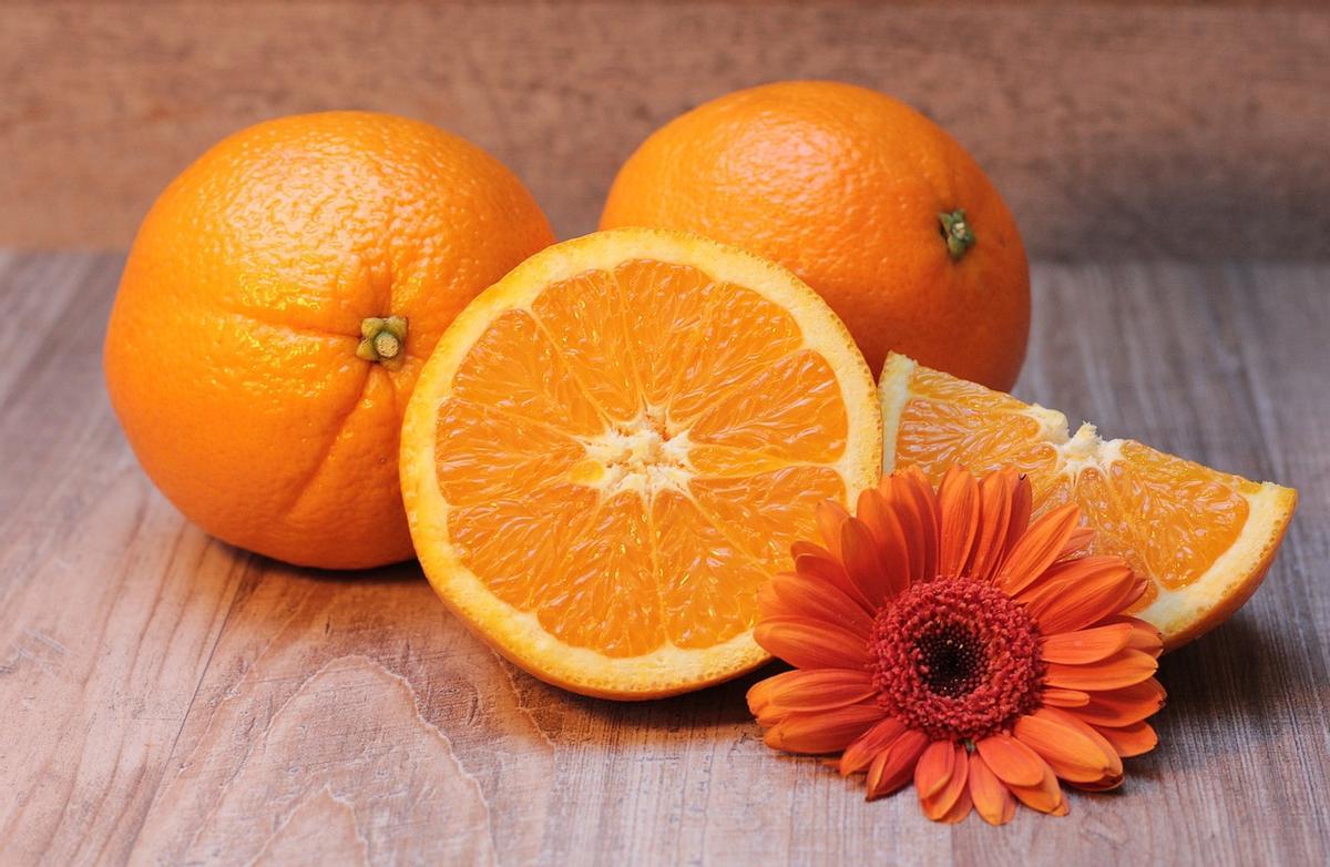 Imagen de archivo de una naranja cortada a trozos